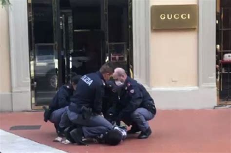 Spacca la vetrata di Gucci a Montecatini, video virale dell'arresto